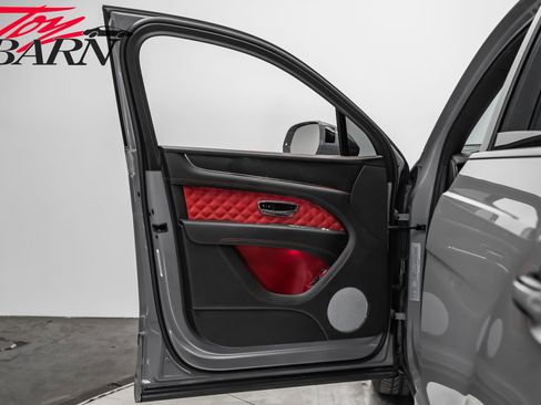 Used 2022 Bentley Bentayga image 18