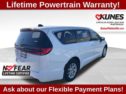 Used 2023 Chrysler Pacifica Touring-L image 11