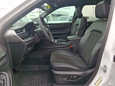 Used 2024 Jeep Grand Cherokee Altitude image 13