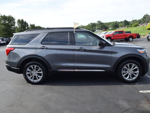 Used 2023 Ford Explorer XLT w/ Equipment Group 202A AWD/4WD image 3