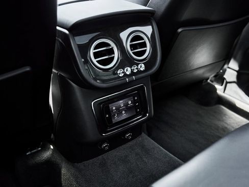 Used 2017 Bentley Bentayga AWD/4WD image 47