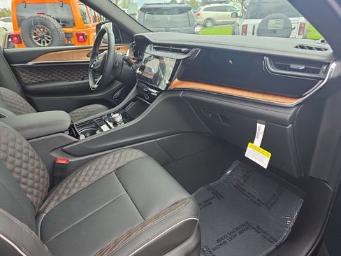 New 2026 Jeep Grand Cherokee Summit w/ Obsidian Package image 10