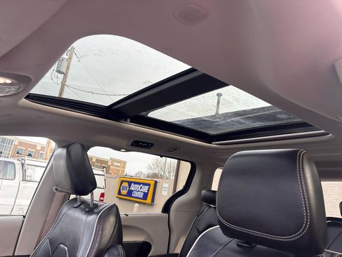 Used 2022 Chrysler Pacifica Limited image 32