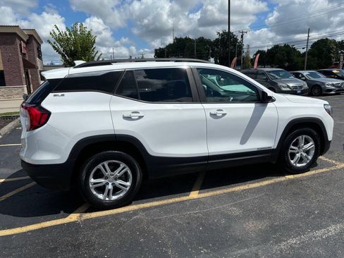 Used 2021 GMC Terrain SLE w/ Driver Convenience Package FWD image 4