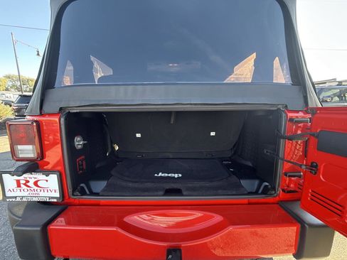 Used 2017 Jeep Wrangler Sahara image 14