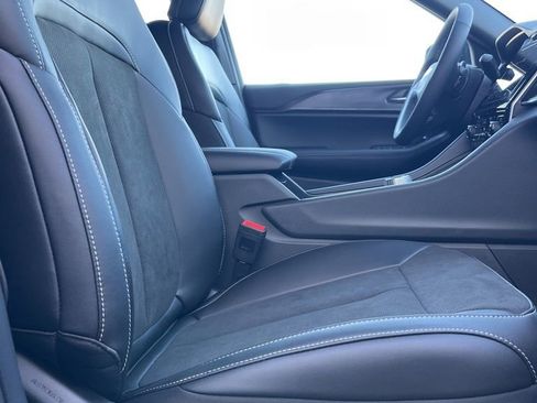 New 2025 Jeep Grand Cherokee L Altitude image 9