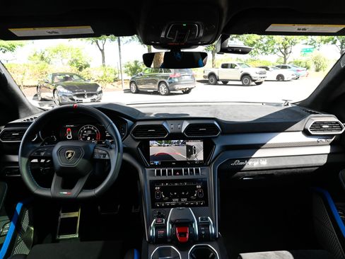 Used 2024 Lamborghini Urus Performante AWD/4WD image 43