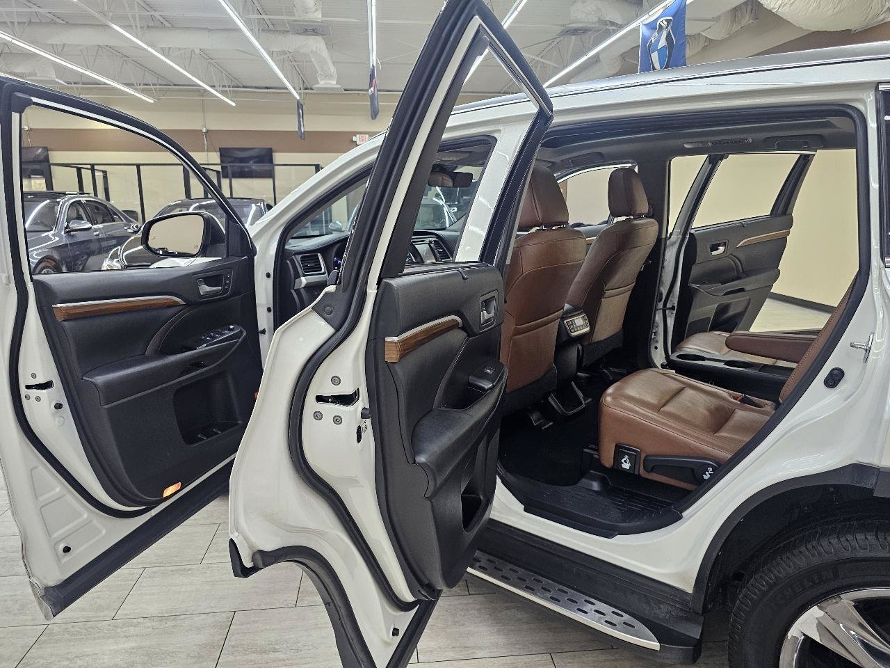 Used 2019 Toyota Highlander Limited Platinum FWD image 17