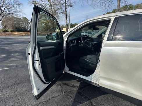 Used 2019 Toyota Highlander Plus image 11