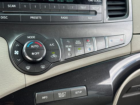 Used 2014 Toyota Sienna LE FWD image 28