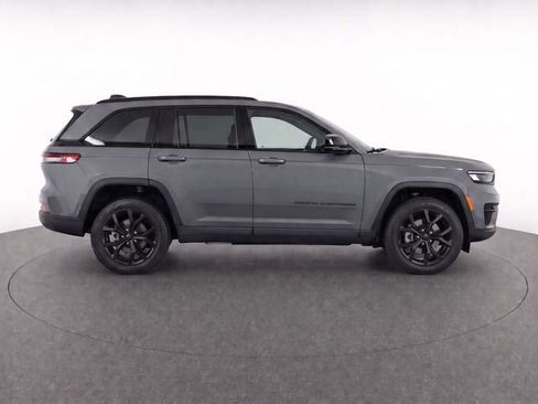 Used 2024 Jeep Grand Cherokee Altitude RWD image 2