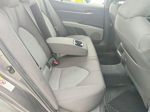 Used 2018 Toyota Camry LE image 32