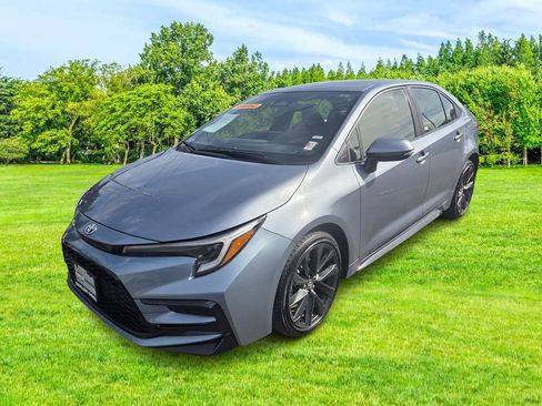 Used 2024 Toyota Corolla SE w/ SE Package FWD image 4