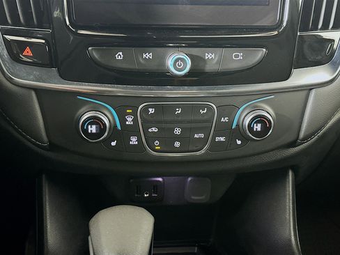 Used 2023 Chevrolet Traverse LT image 24