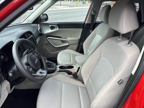 Used 2023 Kia Soul LX FWD image 12
