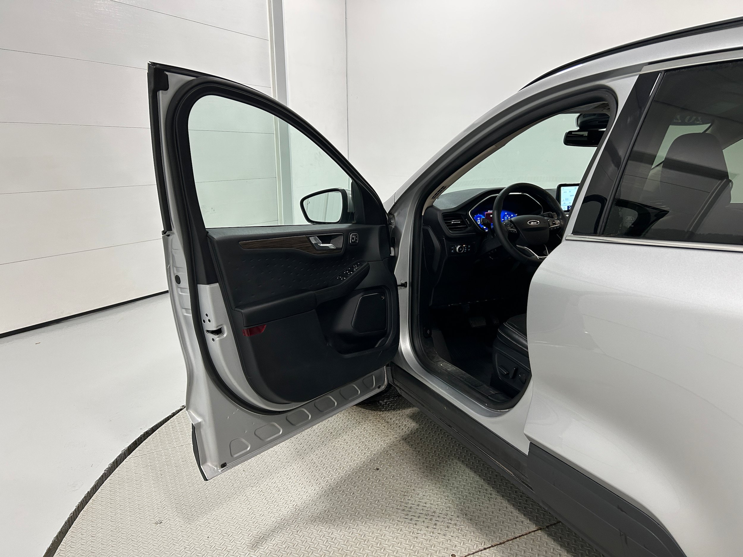 Used 2020 Ford Escape Titanium AWD/4WD image 22