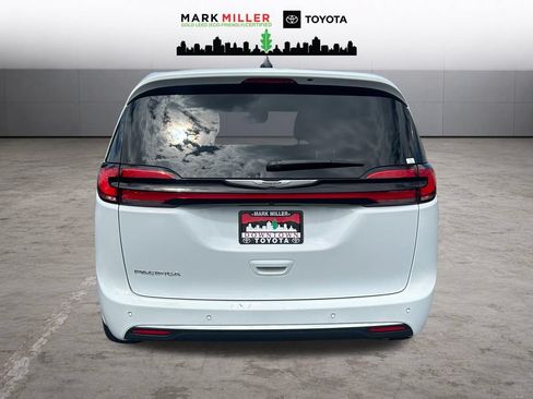 Used 2025 Chrysler Pacifica Select FWD image 4