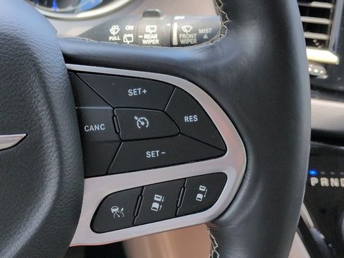 Used 2021 Chrysler Pacifica Touring-L FWD image 26