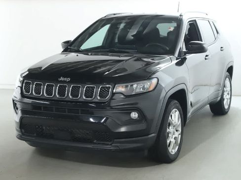 Used 2023 Jeep Compass Latitude AWD/4WD image 1