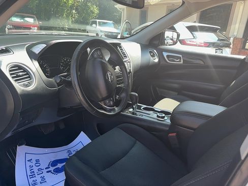 Used 2019 Nissan Pathfinder SV image 20
