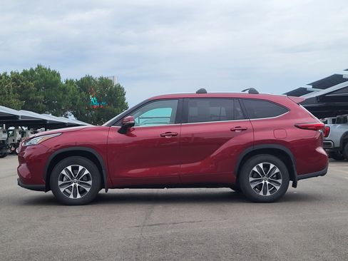 Used 2020 Toyota Highlander XLE AWD/4WD image 4