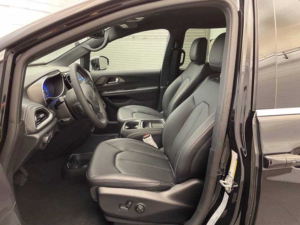 New 2027 Chrysler Pacifica Select AWD/4WD image 14