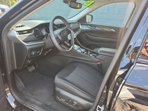 Used 2023 Jeep Grand Cherokee Laredo image 9