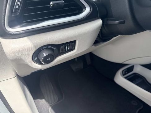 Used 2024 Chrysler Pacifica Touring-L FWD image 21