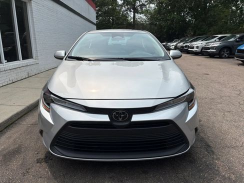 Used 2025 Toyota Corolla LE FWD image 3