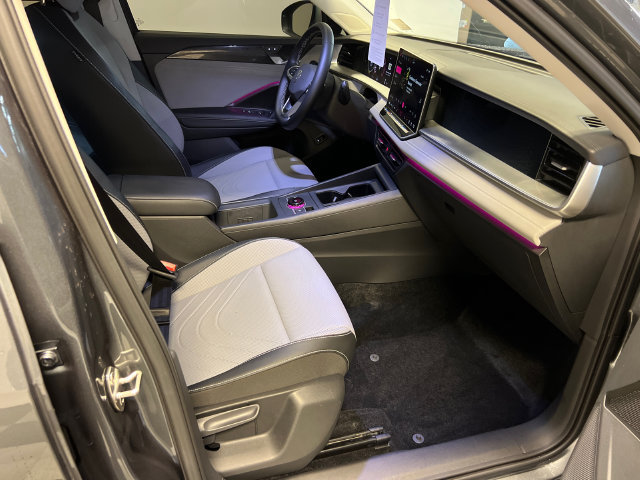 Certified 2025 Volkswagen Tiguan SE FWD image 11