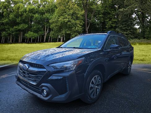 Used 2023 Subaru Outback Premium image 3