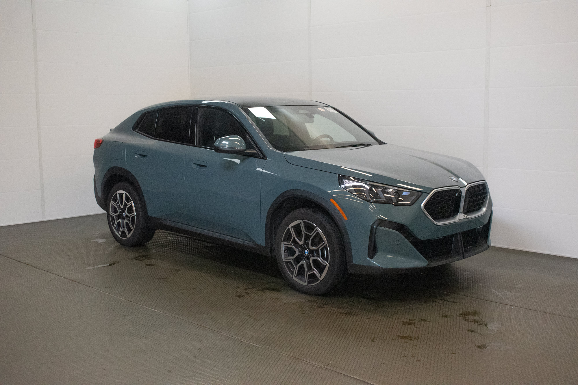 Used 2025 BMW X2 xDrive28i AWD/4WD image 1