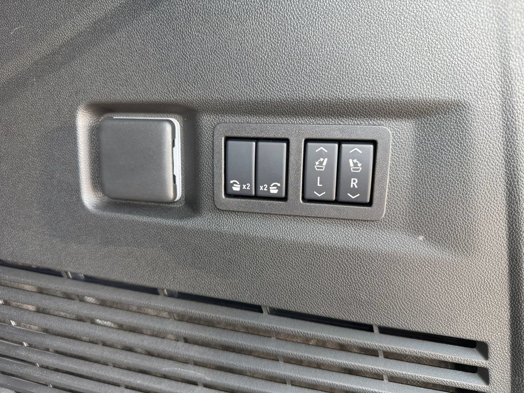 Used 2025 GMC Yukon Denali w/ Sun & Power Step Package AWD/4WD image 49