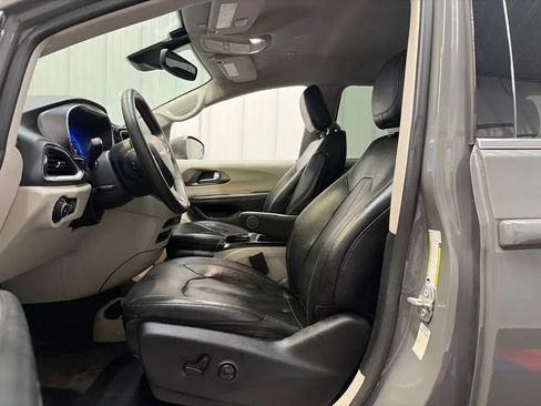 Used 2022 Chrysler Pacifica Touring-L FWD image 10