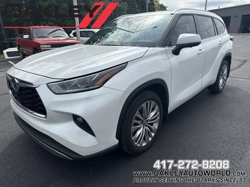 Used 2023 Toyota Highlander Platinum FWD image 1