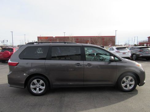 Used 2017 Toyota Sienna LE w/ Outdoor Package image 7