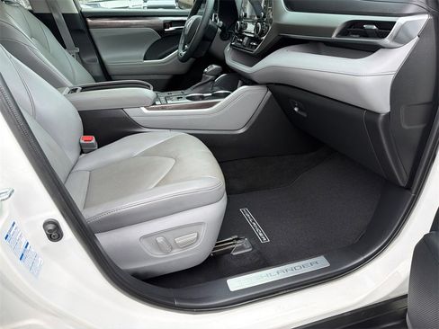 Used 2021 Toyota Highlander Limited image 13