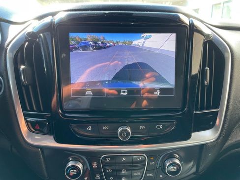 Used 2022 Chevrolet Traverse LT image 17