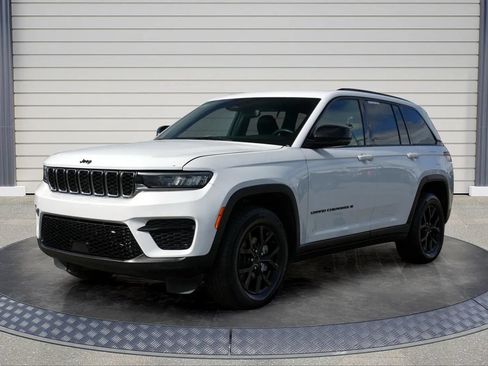 Used 2024 Jeep Grand Cherokee Altitude AWD/4WD image 3
