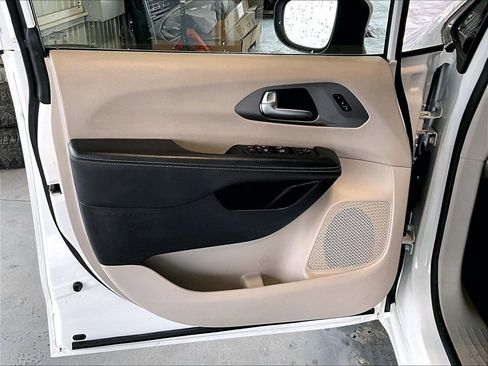Used 2023 Chrysler Pacifica Touring-L FWD image 9
