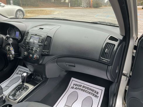 Used 2009 Hyundai Elantra Touring Wagon 4D w/ Premium-Sport Pkg 2 image 16