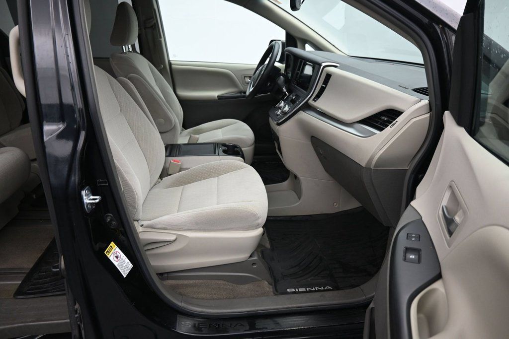 Used 2017 Toyota Sienna LE FWD image 13
