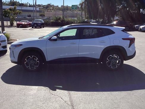 Used 2025 Chevrolet Trax LT w/ LT Convenience Package image 6