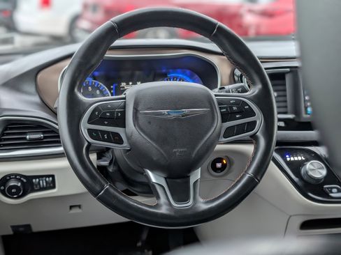 Used 2018 Chrysler Pacifica Touring-L image 17