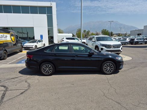 Used 2019 Volkswagen Jetta SE FWD image 2