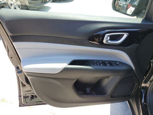 Used 2022 Jeep Compass Limited image 14