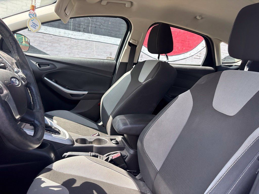 Used 2012 Ford Focus SE w/ SE Sport Pkg FWD image 11