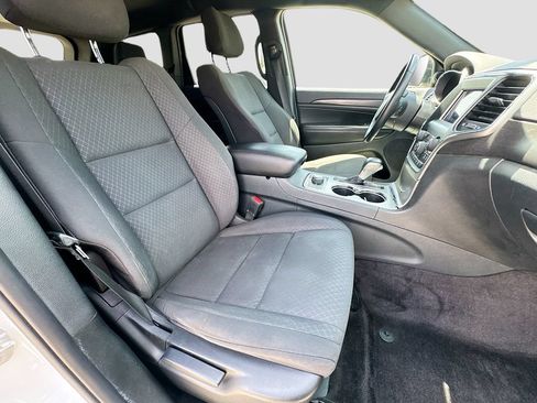 Used 2018 Jeep Grand Cherokee Laredo AWD/4WD image 31