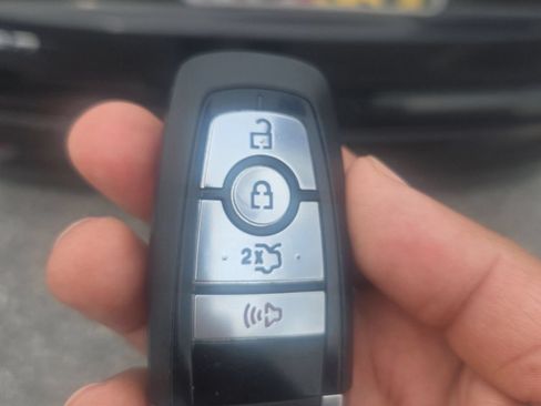 Used 2020 Ford Fusion SE FWD image 26