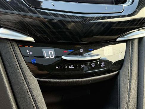 Used 2025 Cadillac XT6 Premium Luxury AWD/4WD image 33